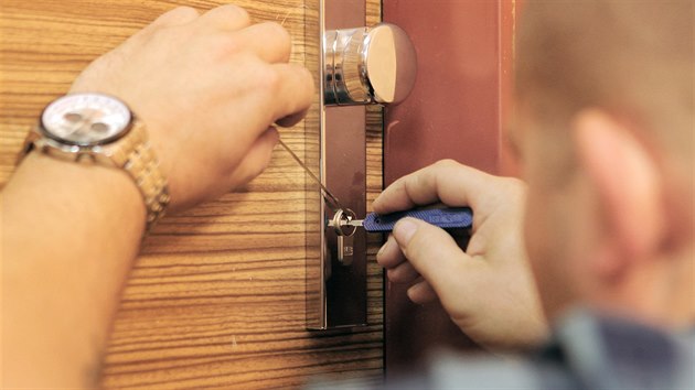Otevírání zámku takzvaným planžetováním při testu MF DNES.